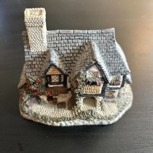David Winter Cottages British Traditions Collectible - Hogs Head Beer House 1985